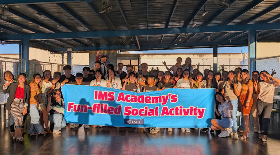 IMSの生徒達と先生達の集合写真